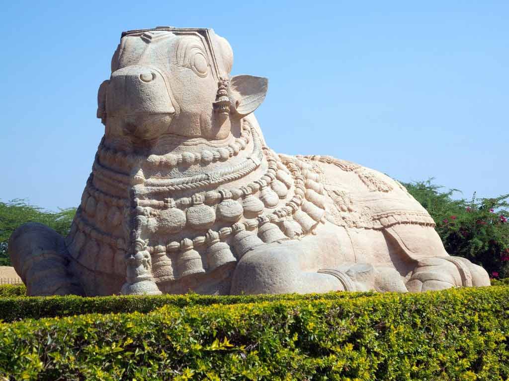 monolithic statue of Nandi Lepakshi