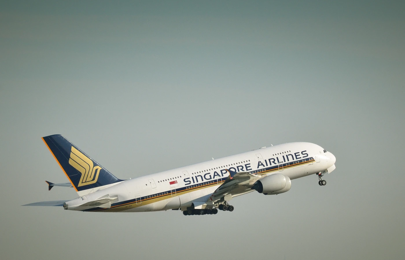 Singapore airlines plane flying