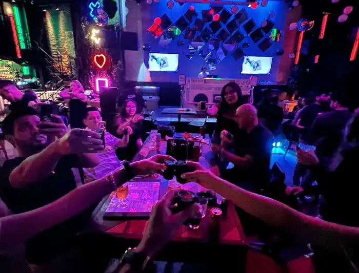 Pub Crawls in Dubai: Nightlife Tour
