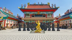 Immerse in Chinese culture at Viharn Sien