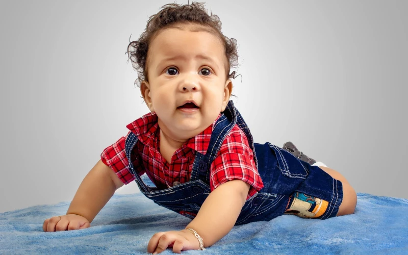 Baby lie position for photo